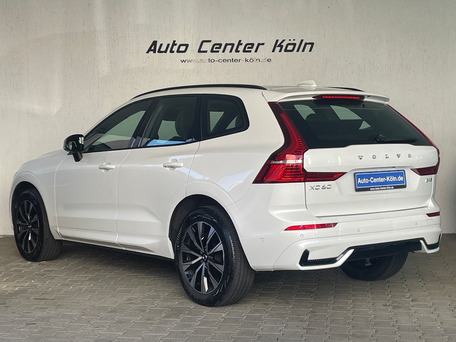 Volvo XC60 Plus Dark AWD*Navi*LED*Leder AHK*