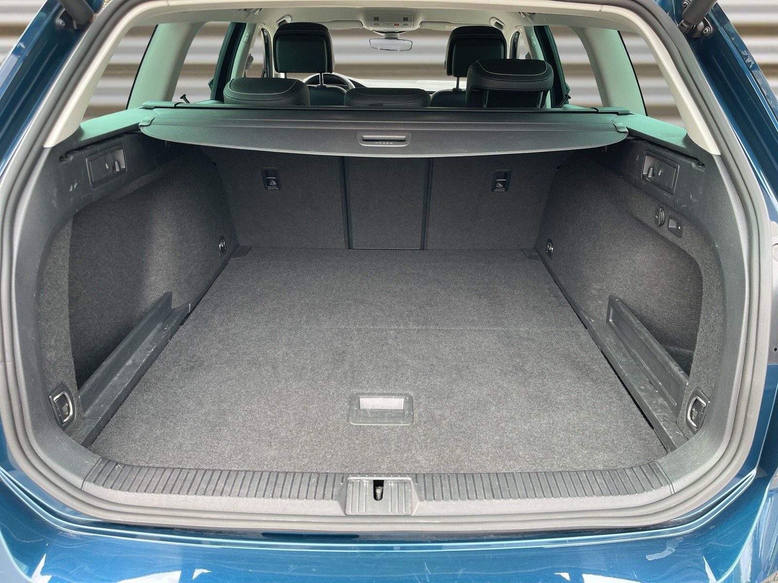 Volkswagen Passat 2.0 TDI Elegance DSG - Samsaru's Car Outlet