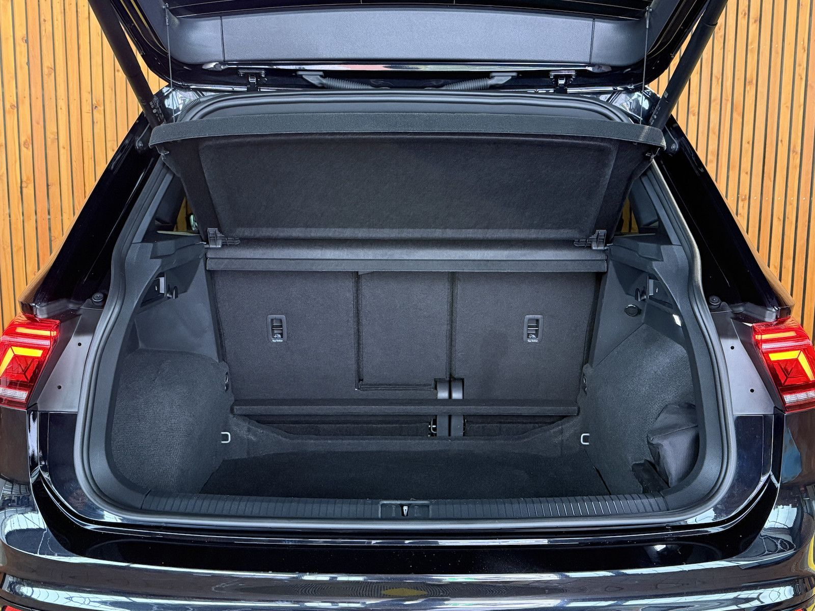 Volkswagen Tiguan 2,0 TDI 4M DSG R-Line Black *Navi*AHK*IQ*