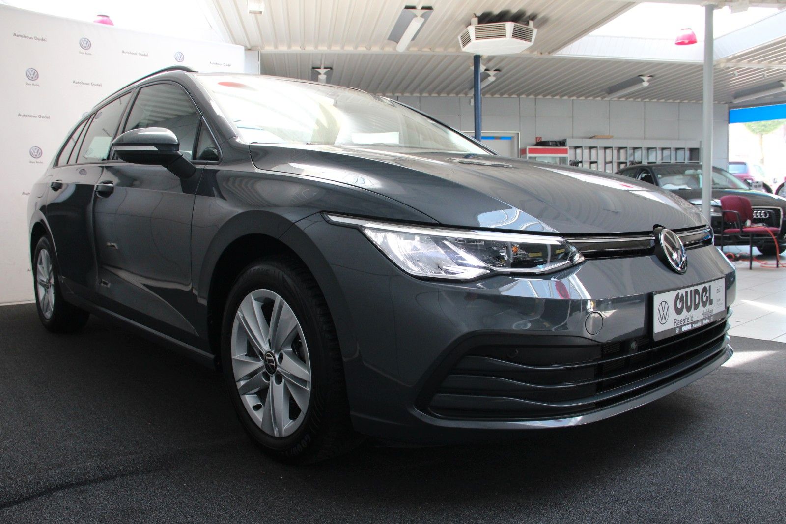 Volkswagen Golf 8 1.5 TSI Life - Samsaru's Car Outlet