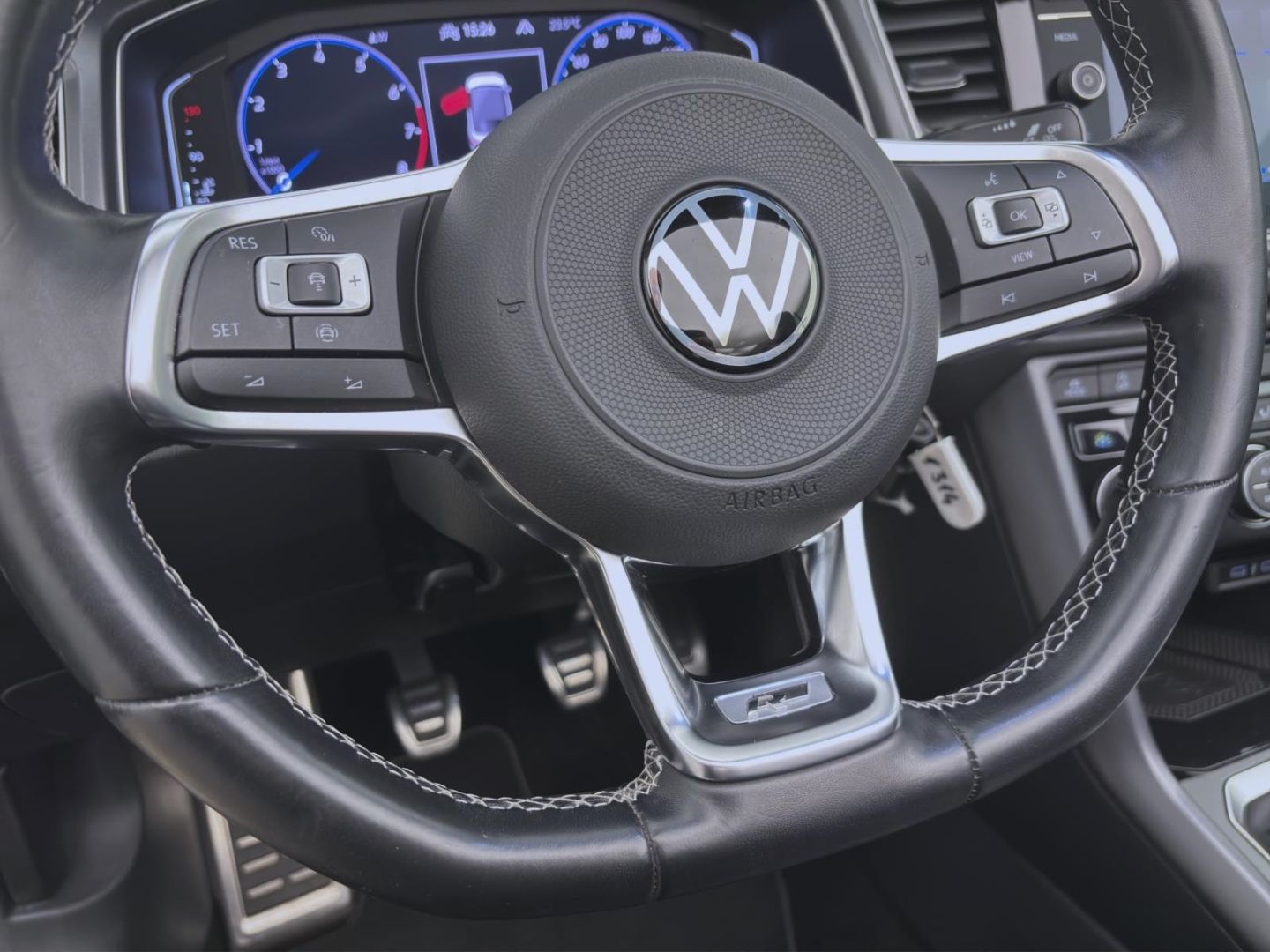 Volkswagen T-Roc 1.5 TSI R-LINE - Samsaru's Car Outlet