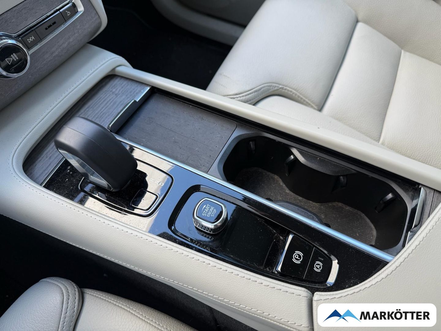 Volvo XC90 B5 AWD Ultimate Dark 7-Sitz. AHK/ACC/360°
