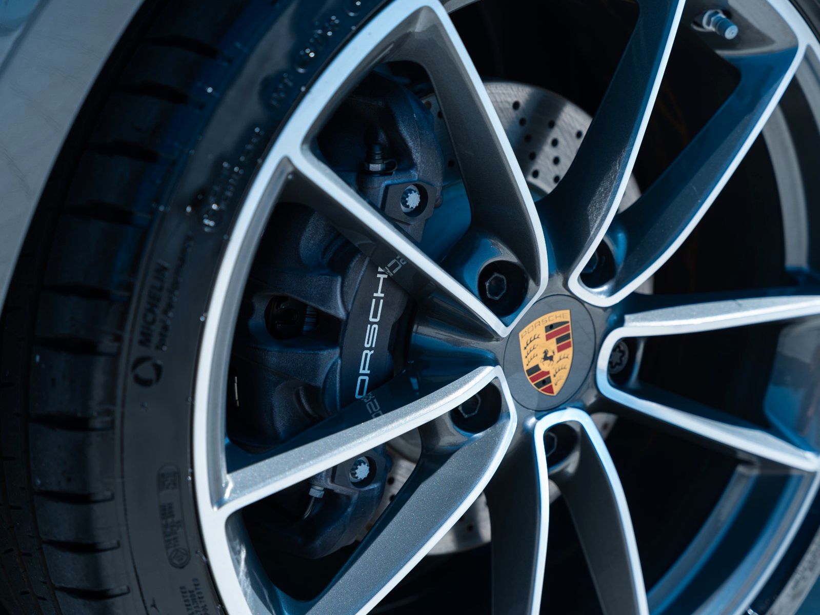 Porsche 911 Carrera 4 - Samsaru's Car Outlet