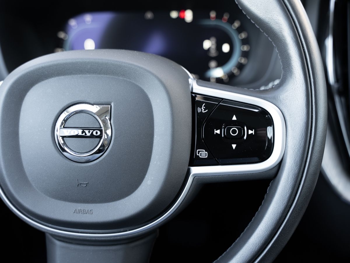 Volvo XC60 Inscription B5 Geartronic - Samsaru's Car Outlet