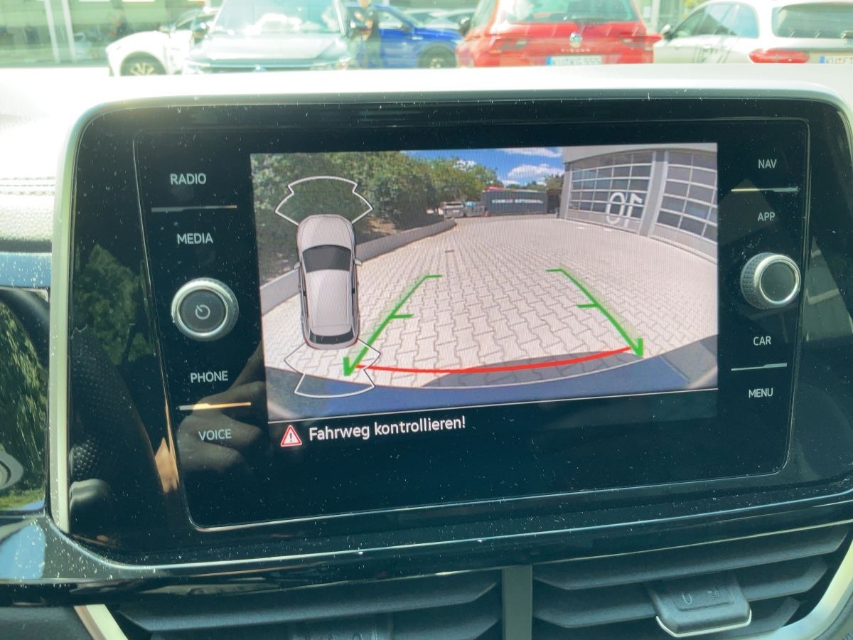 Volkswagen T-Roc 1.5 TSI DSG R-LINE - Samsaru's Car Outlet