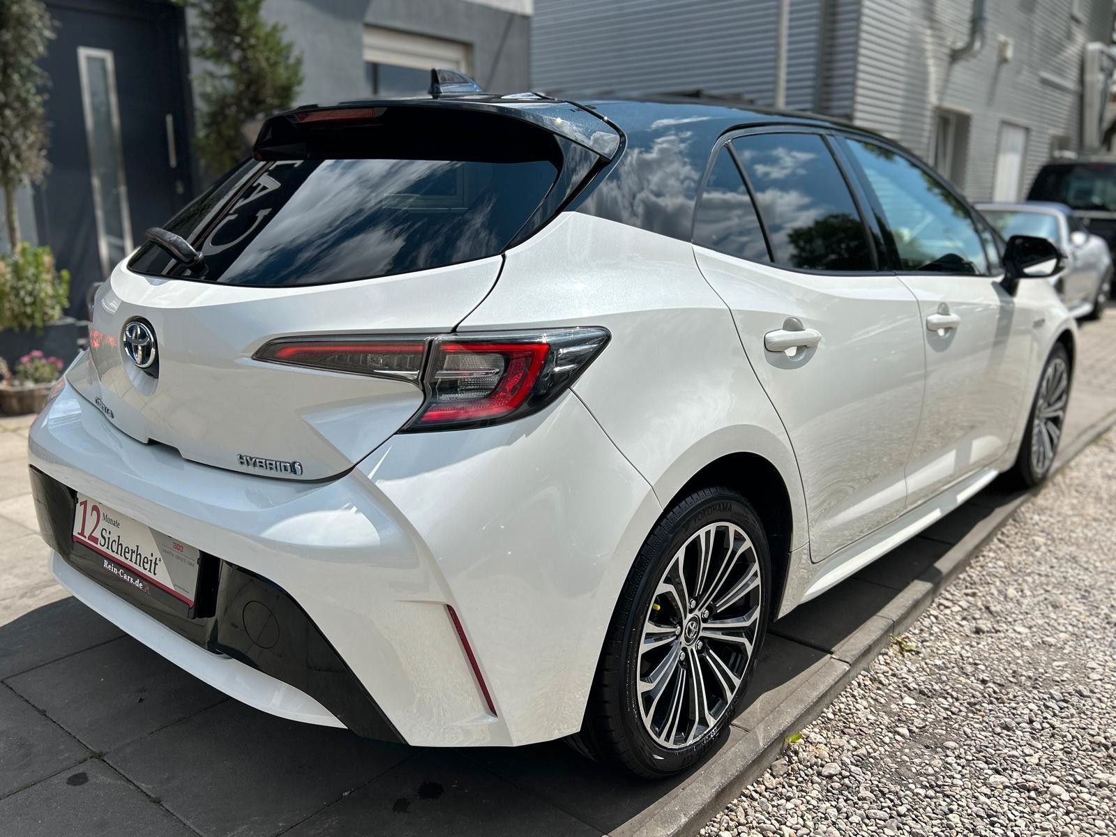 Toyota Corolla 1.8 Hybrid - Samsaru's Car Outlet