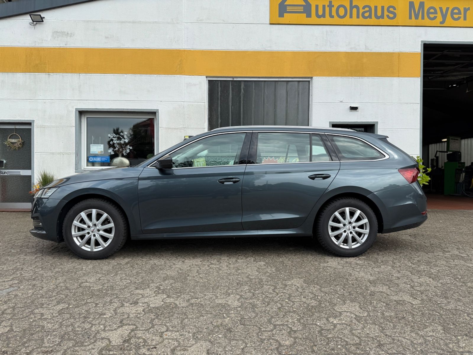 Skoda Octavia Combi 1.5 TSI Style - Samsaru's Car Outlet