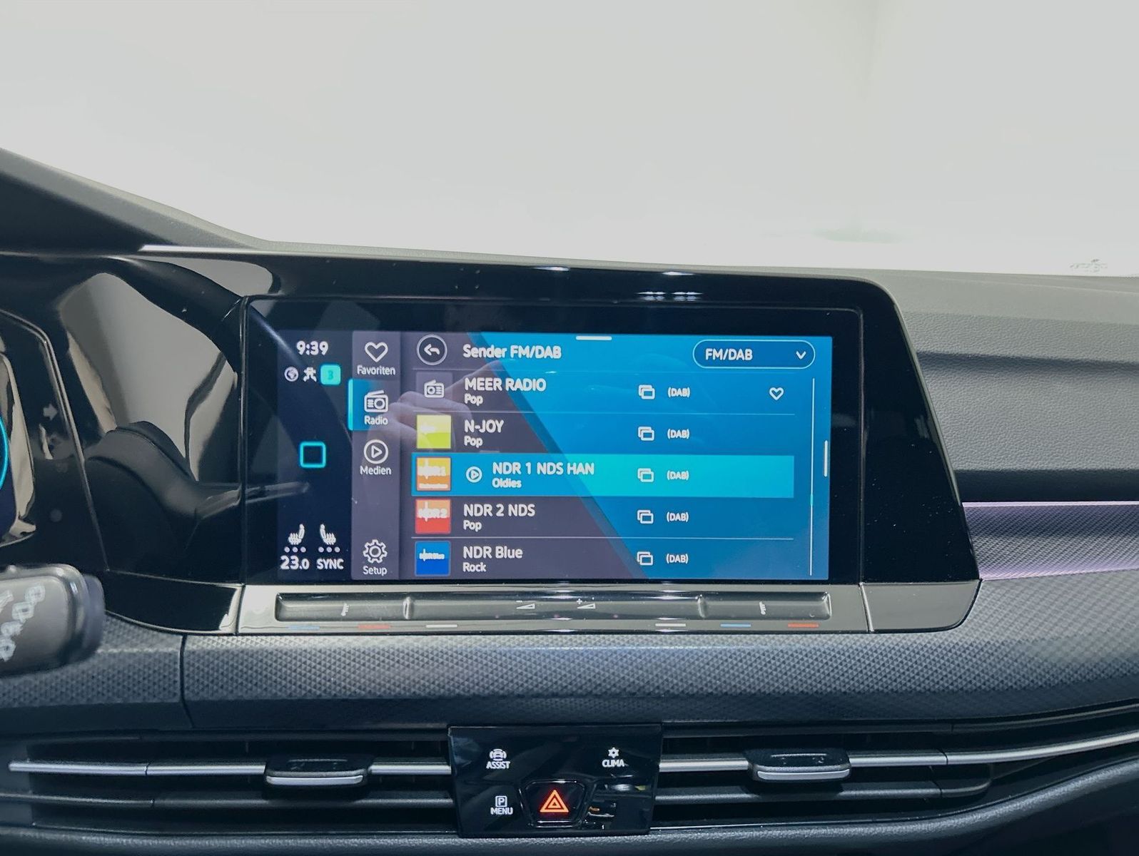 Volkswagen Golf VIII 1.0 eTSI DSG United - Samsaru's Car Outlet
