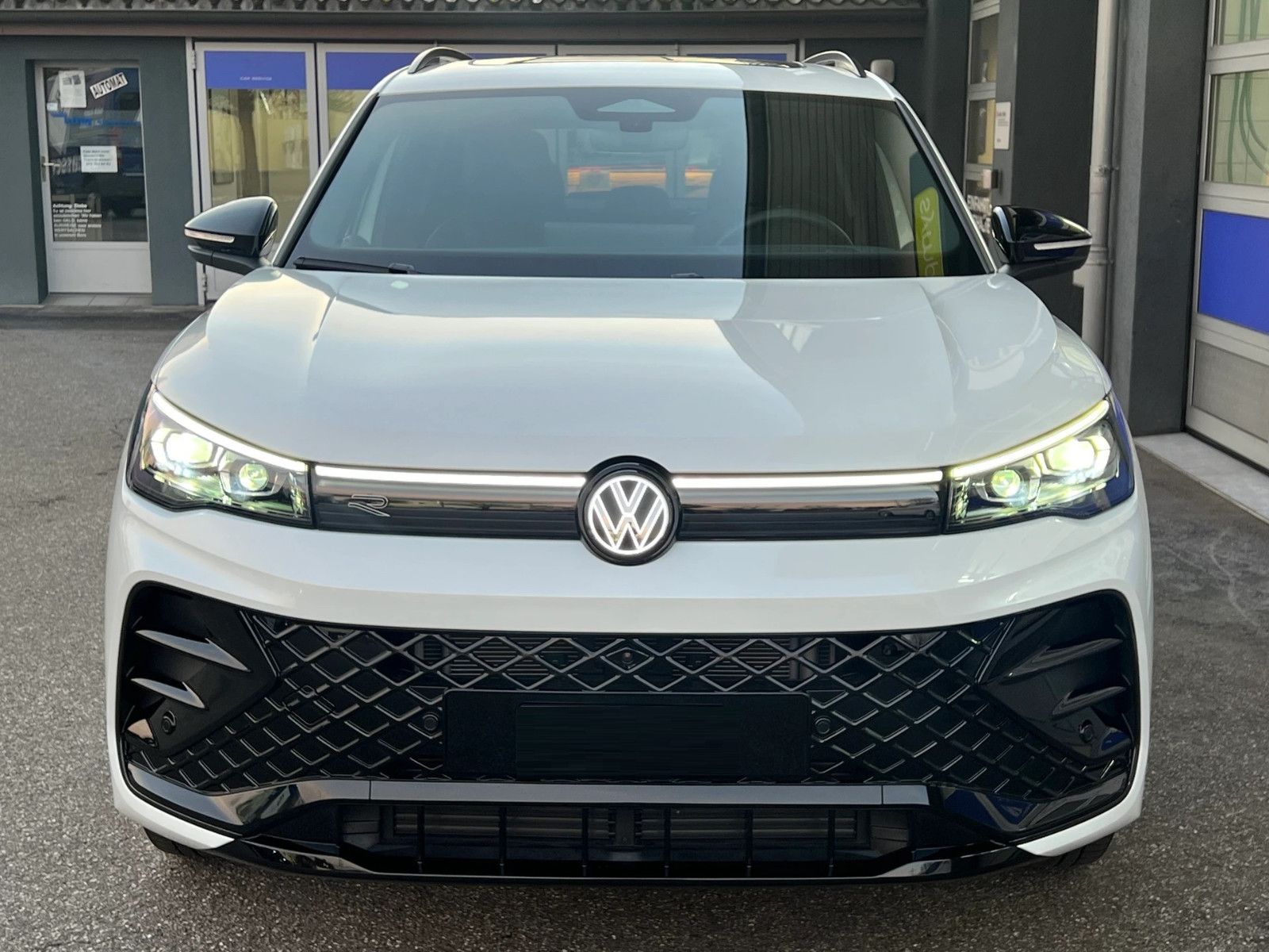 Volkswagen Tiguan TDI R-Line AHK 20Z Area Black Leder Pano