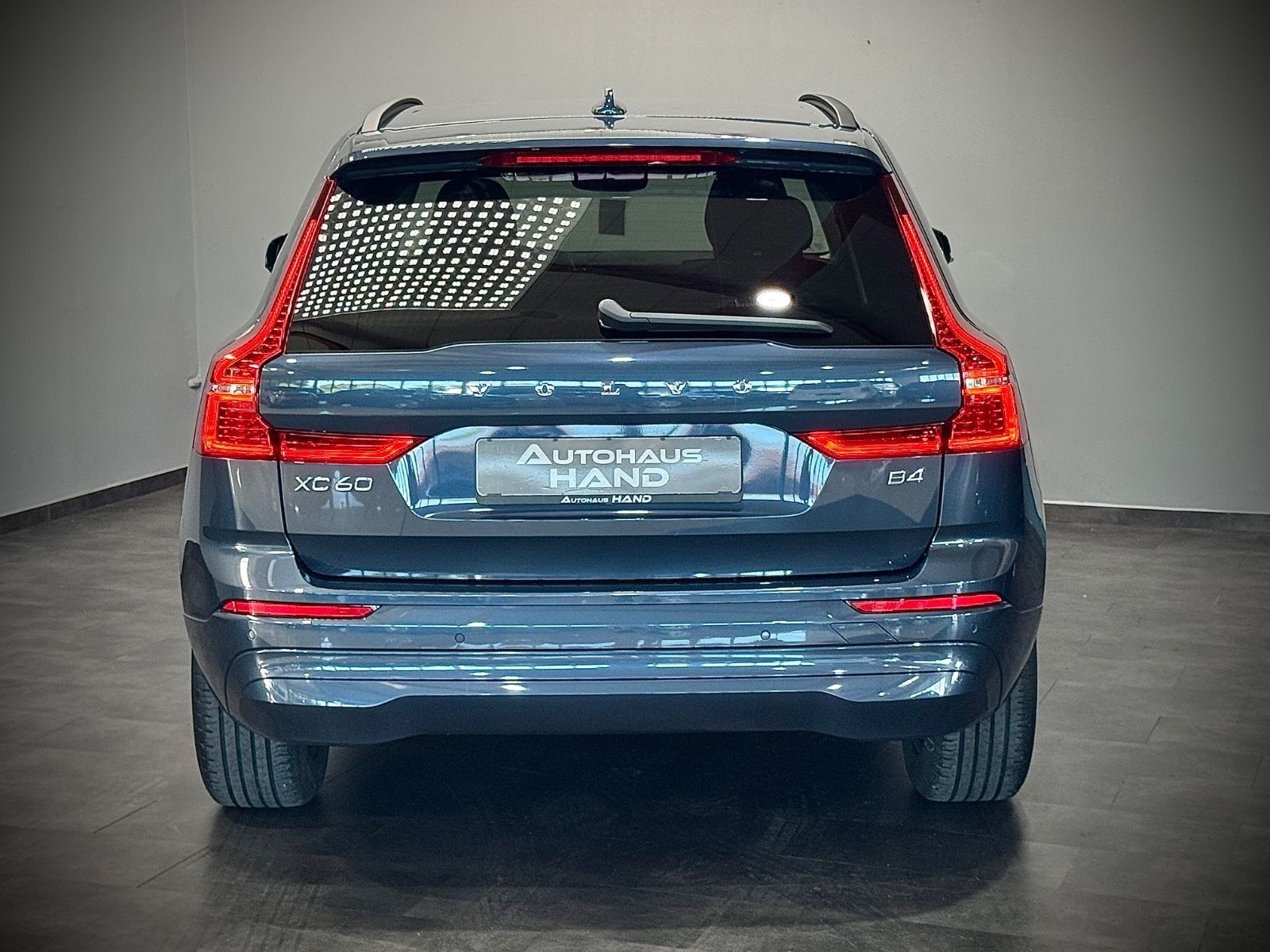 Volvo XC60 Momentum Pro 2WD - Samsaru's Car Outlet