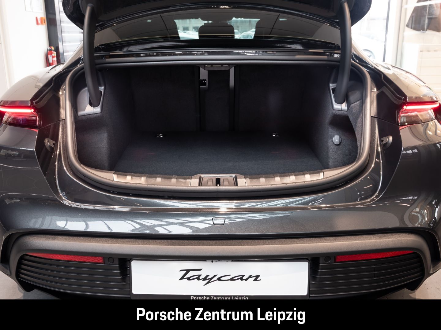 Porsche Taycan 4 Massage Sitzlüftung Bose ACC SportChron