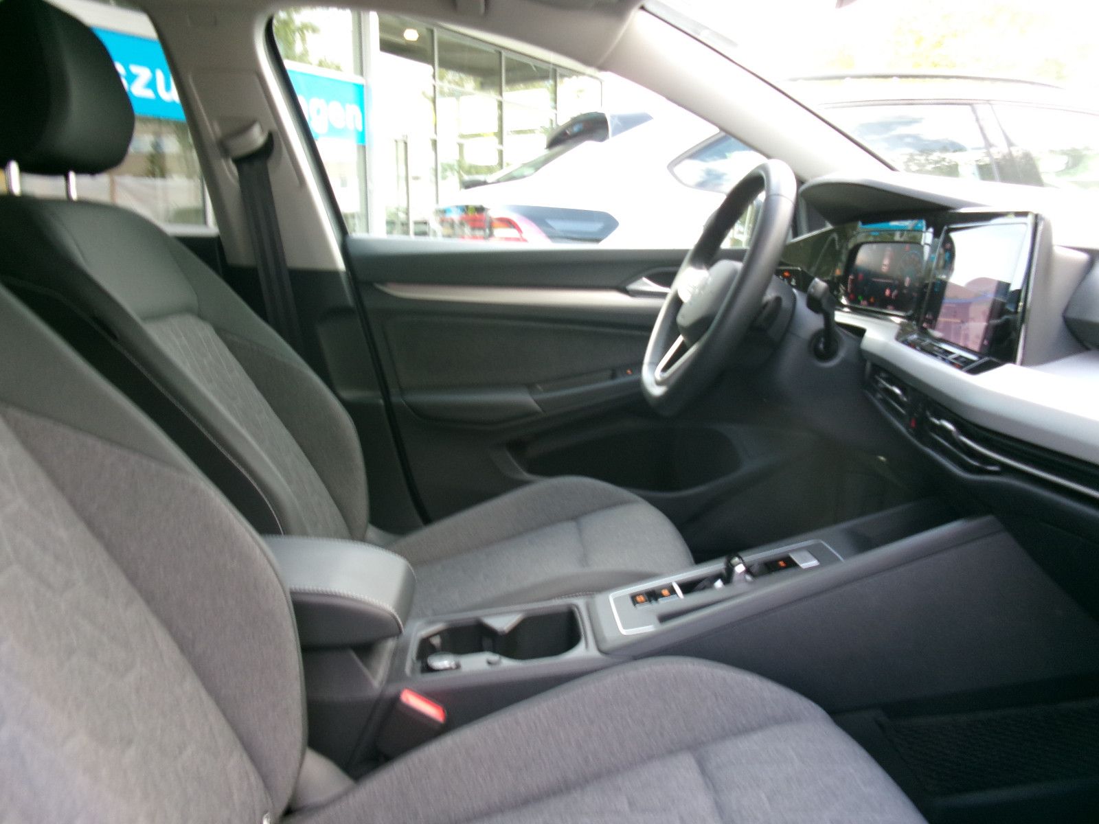 Volkswagen Golf VIII 1.0 eTSI Move - Samsaru's Car Outlet