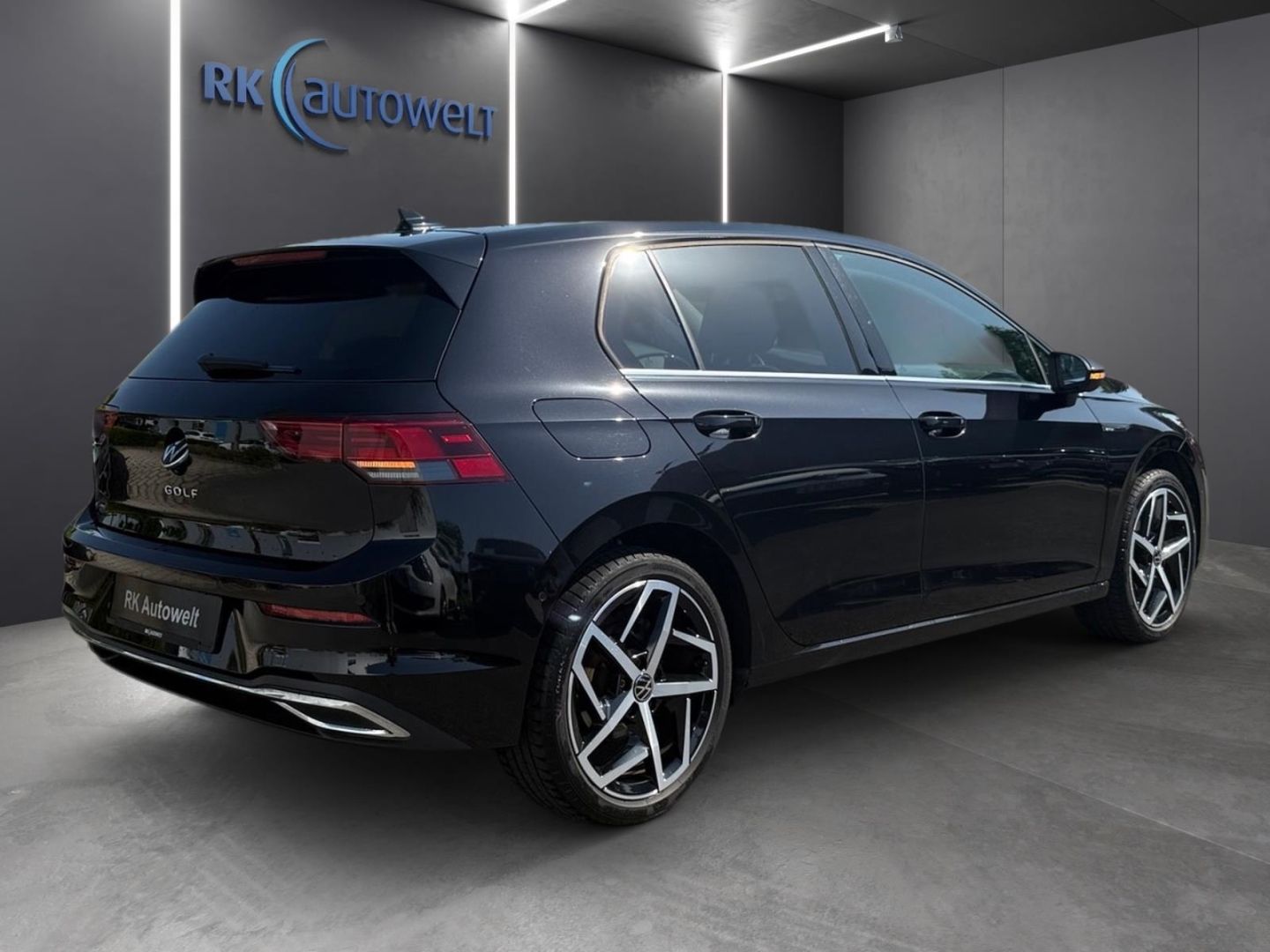 Volkswagen Golf 8 VIII Style 1.5 TSI - Samsaru's Car Outlet