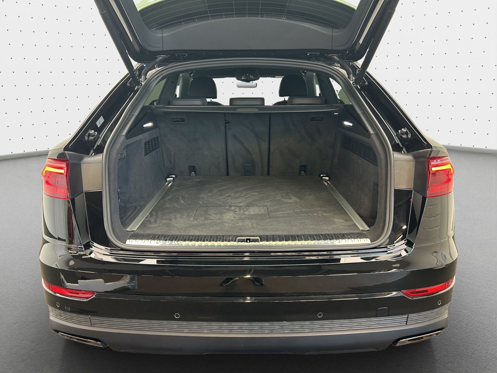 Audi Q8 55 TFSI e quattro - Samsaru's Car Outlet