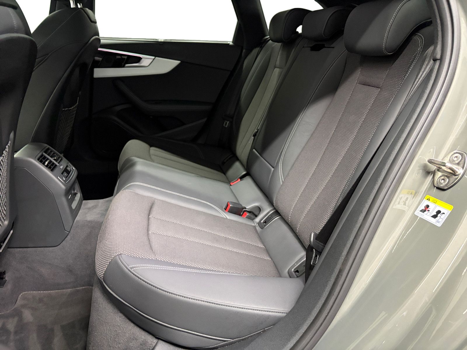 Audi A4 Avant 45 TFSI quattro S line AHK Pano HUD Mat