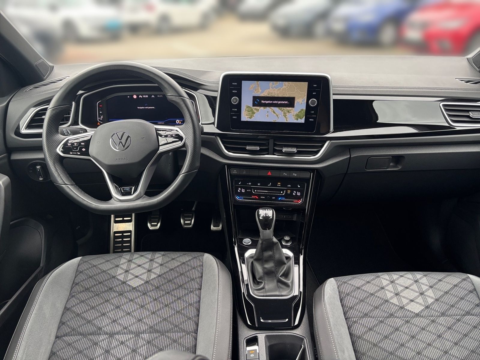 Volkswagen T-Roc 1.5 TSI R-LINE - Samsaru's Car Outlet