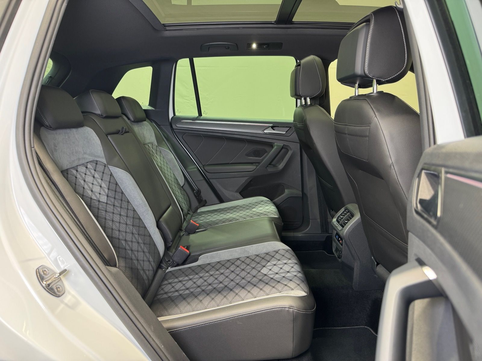 Volkswagen Tiguan R-Line 2.0 TDI DSG 4M - Samsaru's Car Outlet
