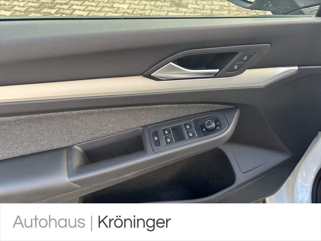 Volkswagen Golf VIII MOVE 1.5 eTSI DSG - Samsaru's Car Outlet