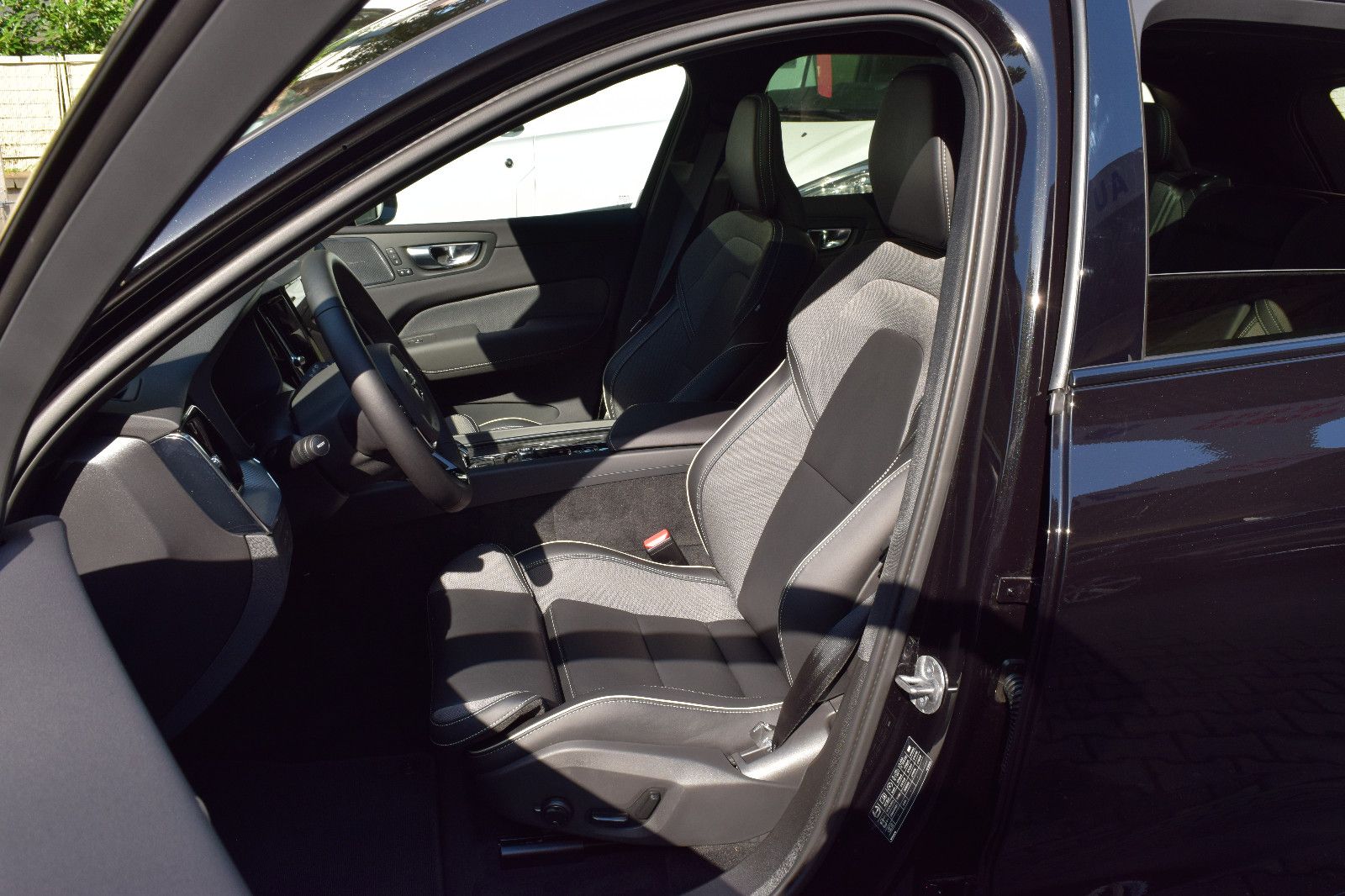 Volvo XC60 T6 AWD Black Edition - Samsaru's Car Outlet