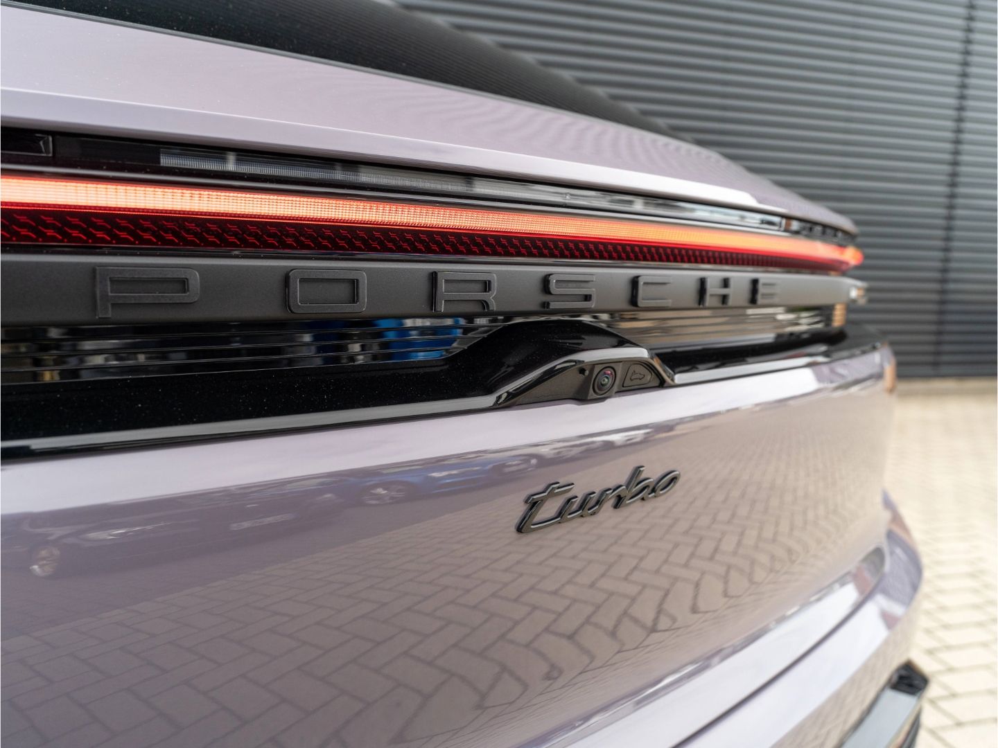 Porsche Macan Electric Turbo Matrix LED Beifahrerdisplay