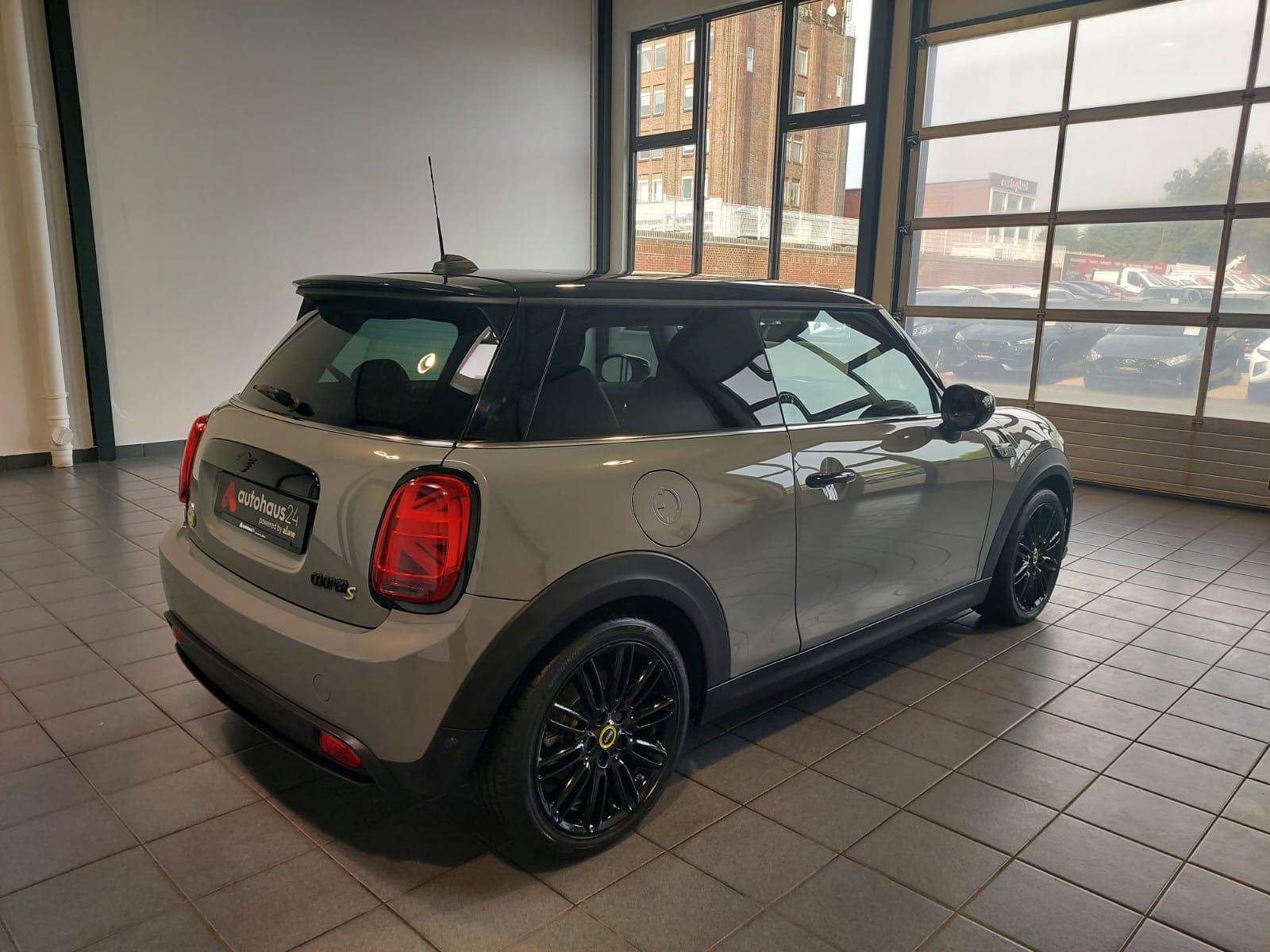 MINI Cooper SE Classic - Samsaru's Car Outlet