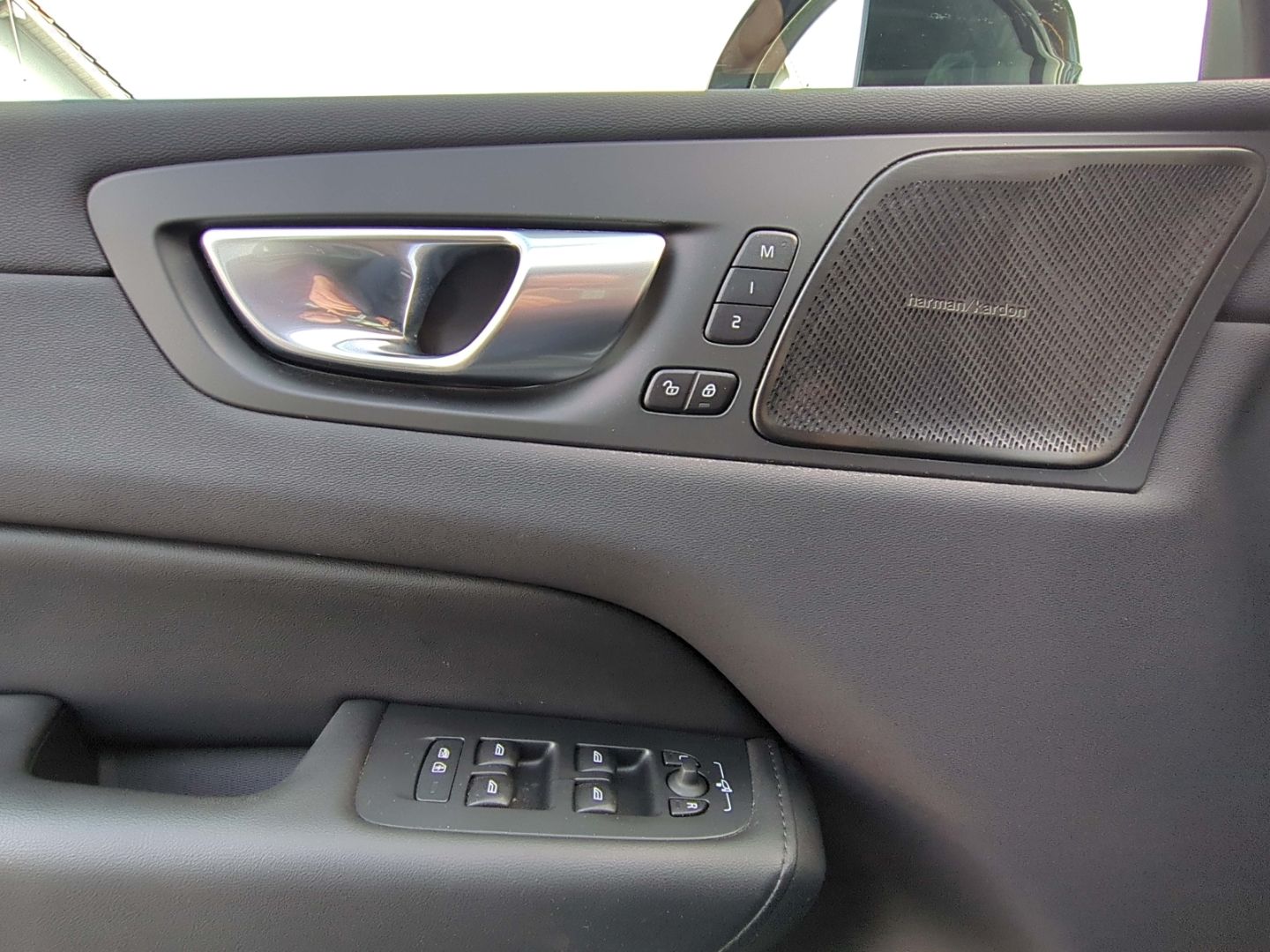 Volvo XC60 Plus Dark Recharge Plug-In Hybrid AWD T8 Tw