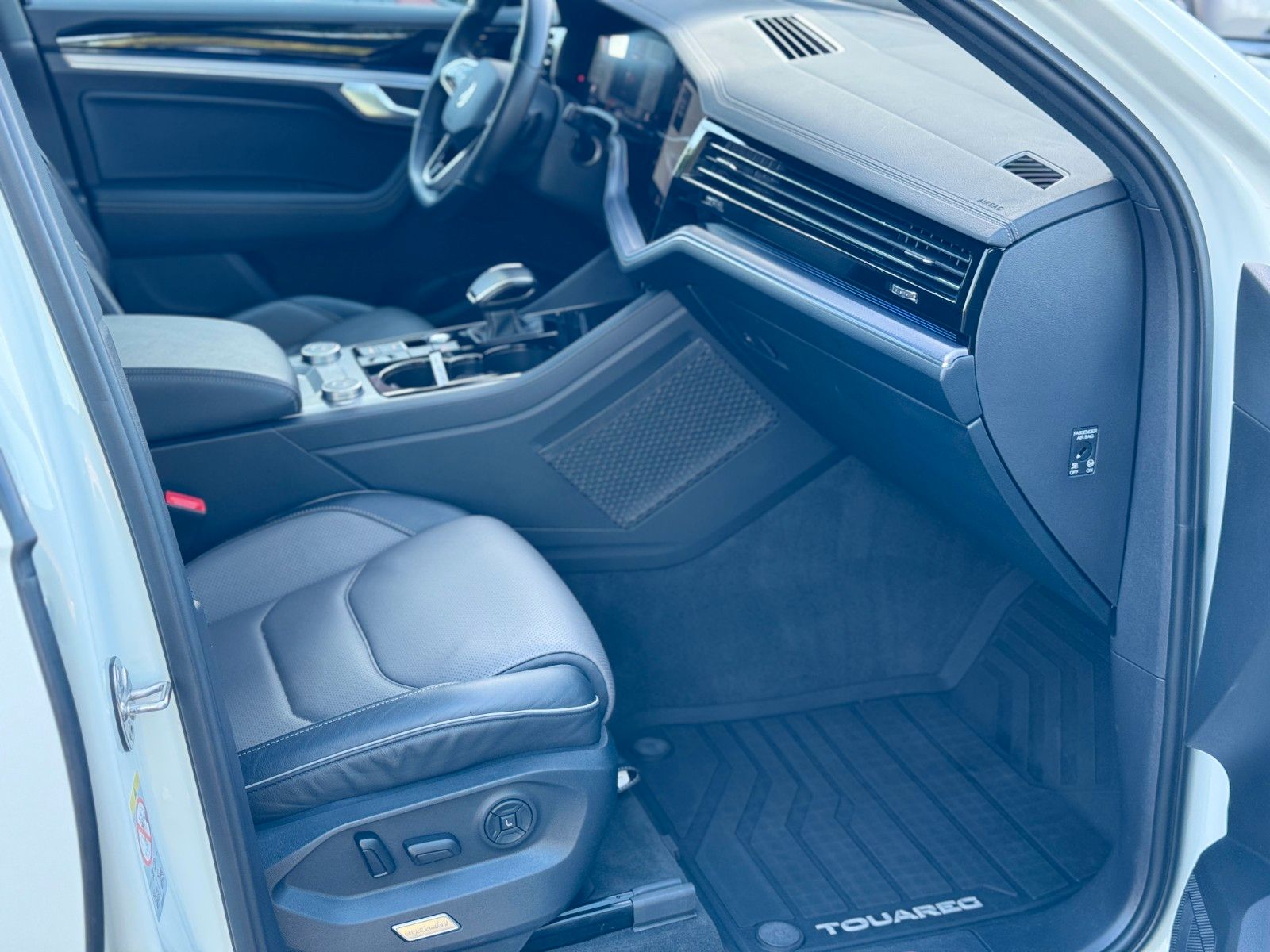 Volkswagen Touareg R-Line 4Motion - Samsaru's Car Outlet