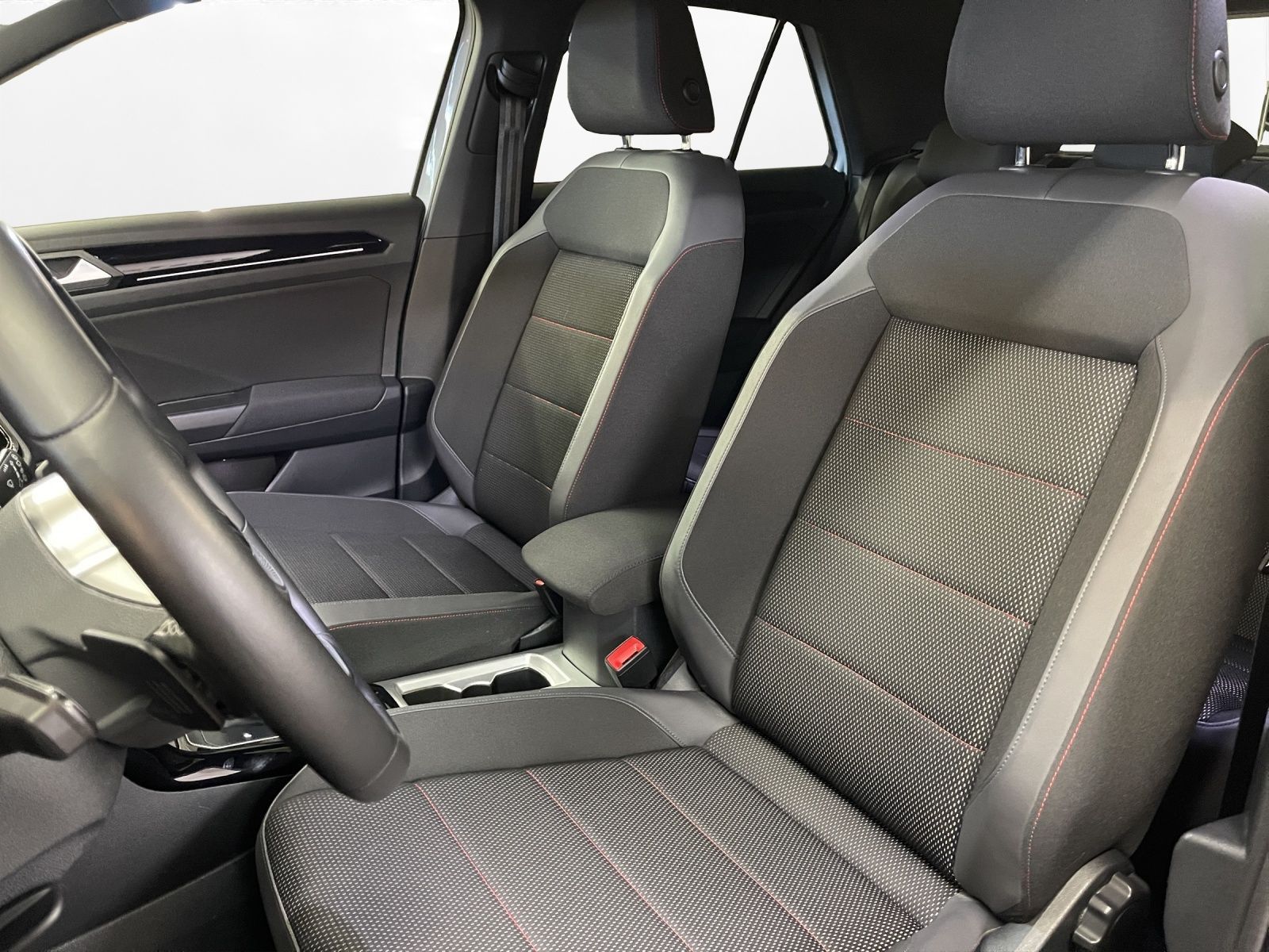 Volkswagen T-Roc 1.5 TSI Sport - Samsaru's Car Outlet
