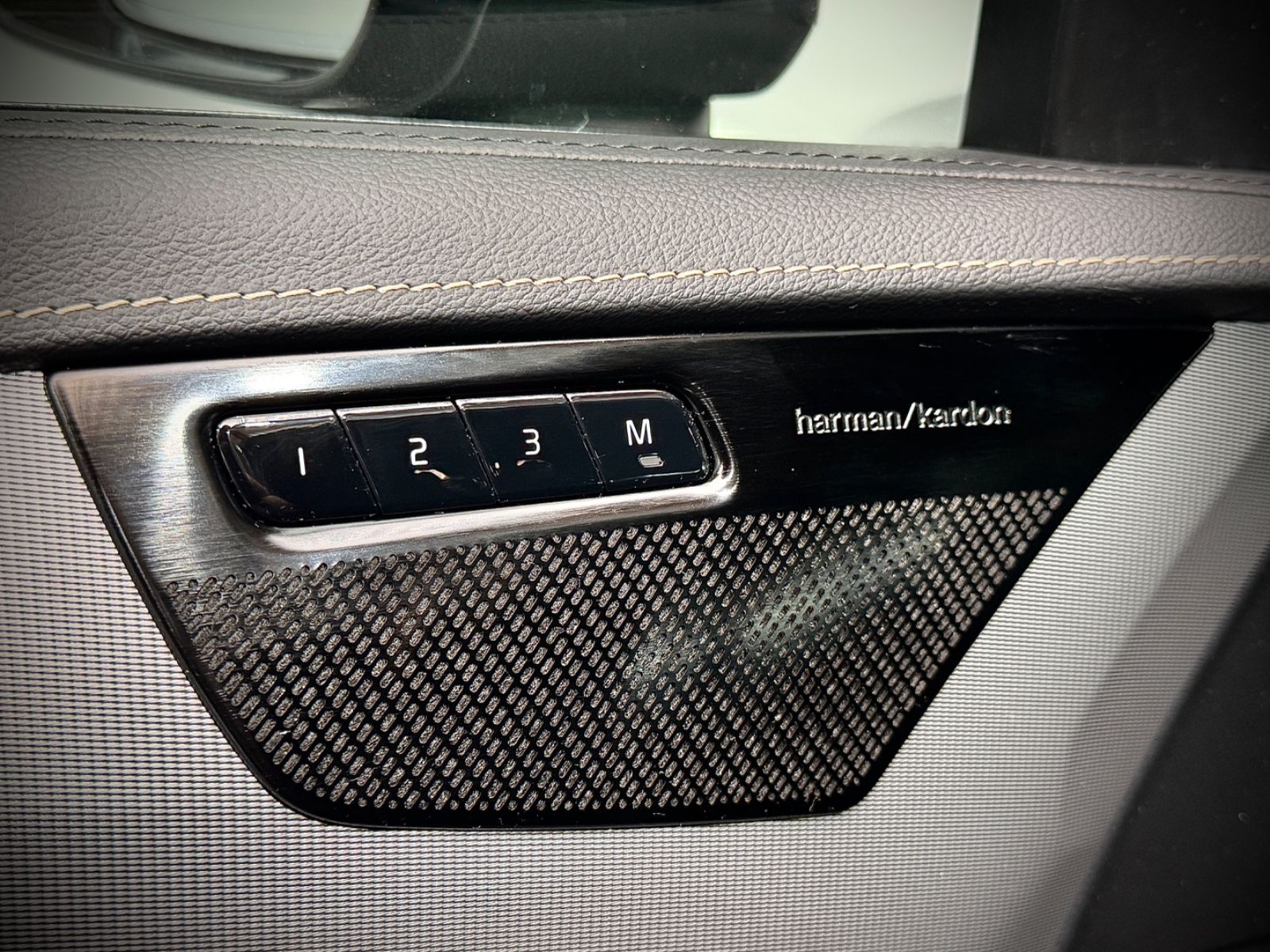 Volvo XC90 R-Design AWD - Samsaru's Car Outlet