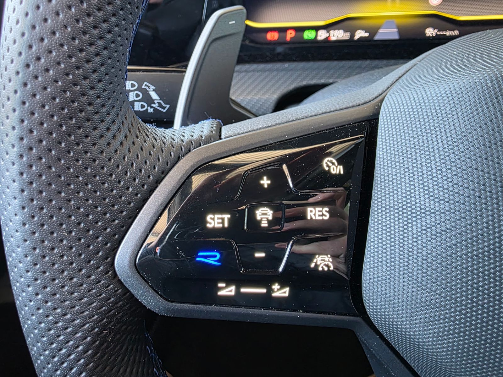 Volkswagen Golf VIII R 2.0 TSI DSG - Samsaru's Car Outlet
