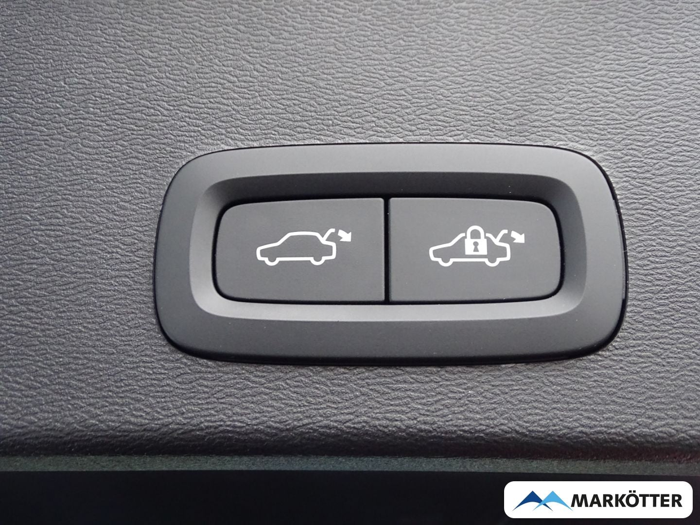 Volvo XC40 Plus Dark Recharge Plug-In Hybrid 2WD AHK