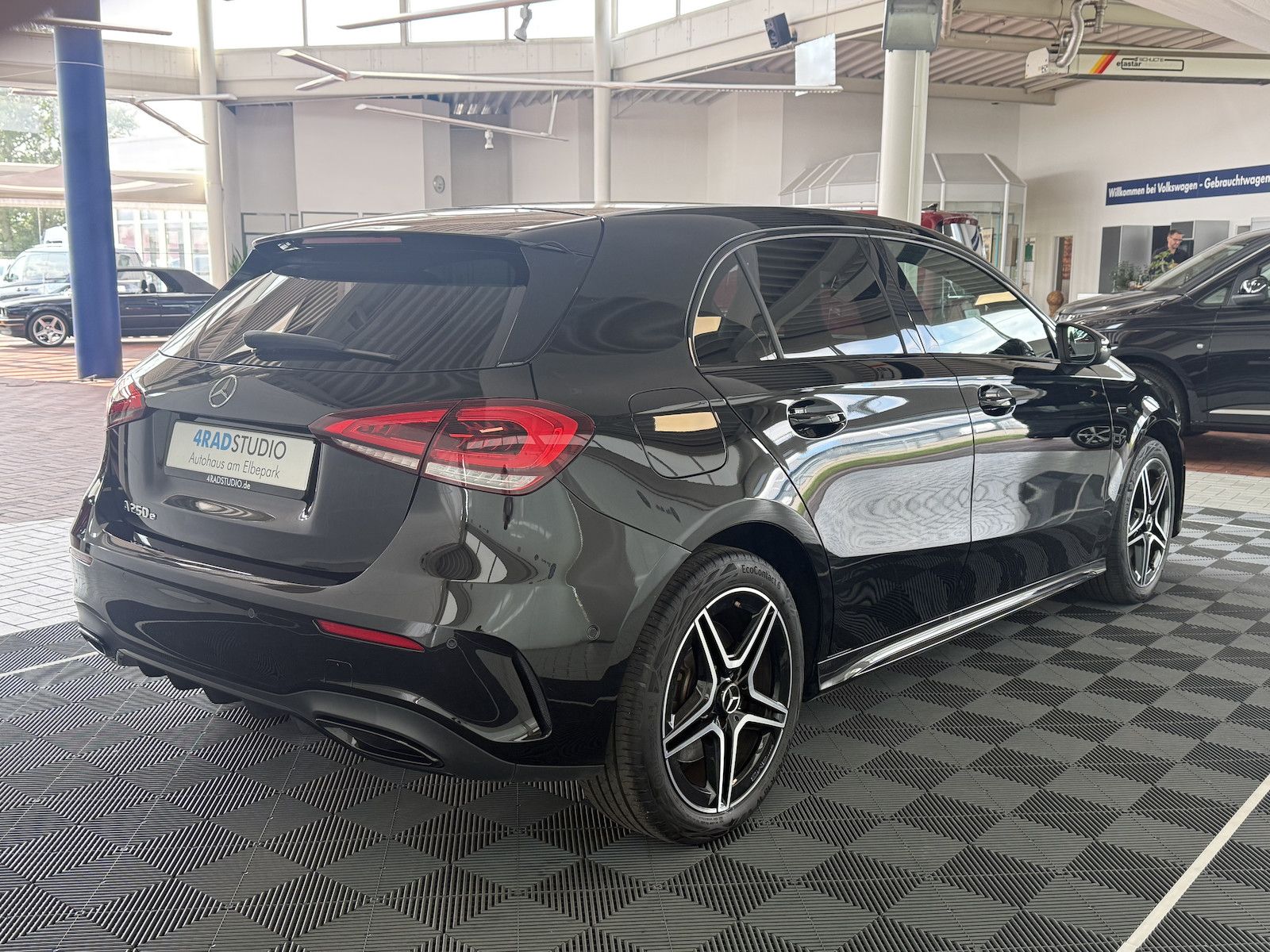 Mercedes-Benz A 250 e AMG-LINE - Samsaru's Car Outlet