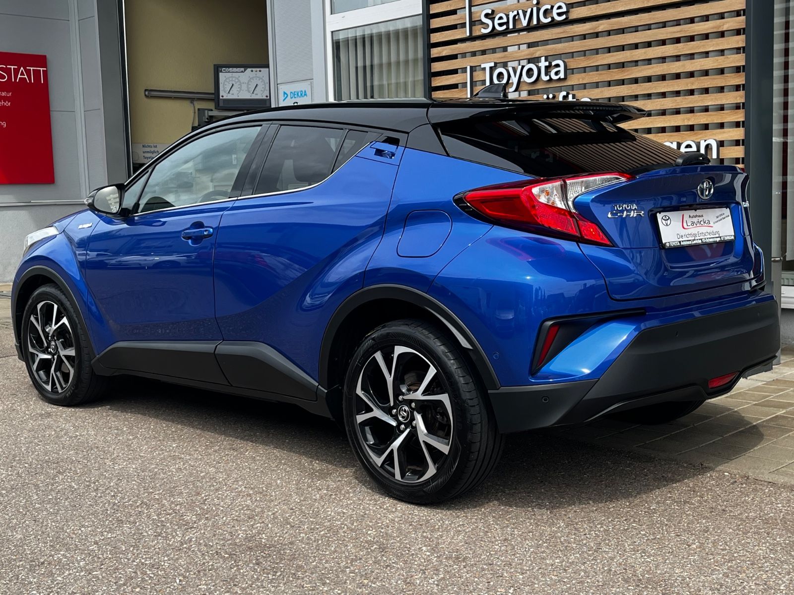 Toyota C-HR Hybrid Style - Samsaru's Car Outlet