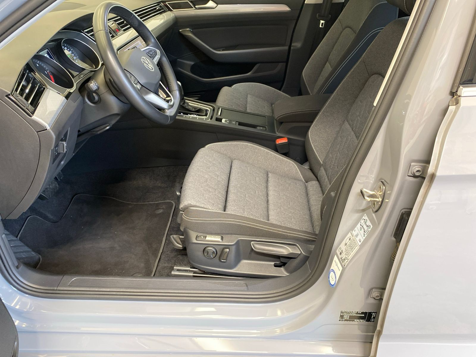 Volkswagen Passat Variant 2.0 TDI Business - Samsaru's Car Outlet