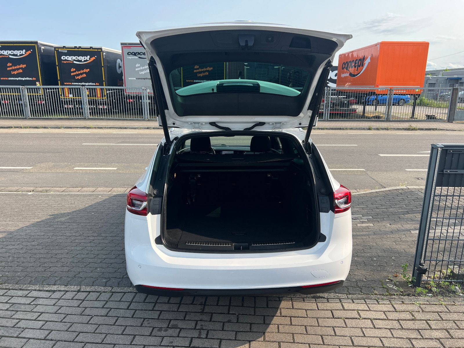 Opel Insignia B Sports Tourer Business - Samsaru's Car Outlet