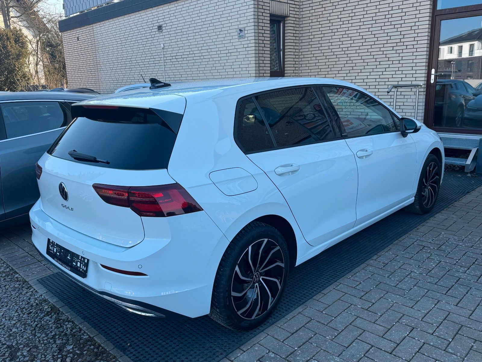 Volkswagen Golf VIII 1.5 TSI Active - Samsaru's Car Outlet