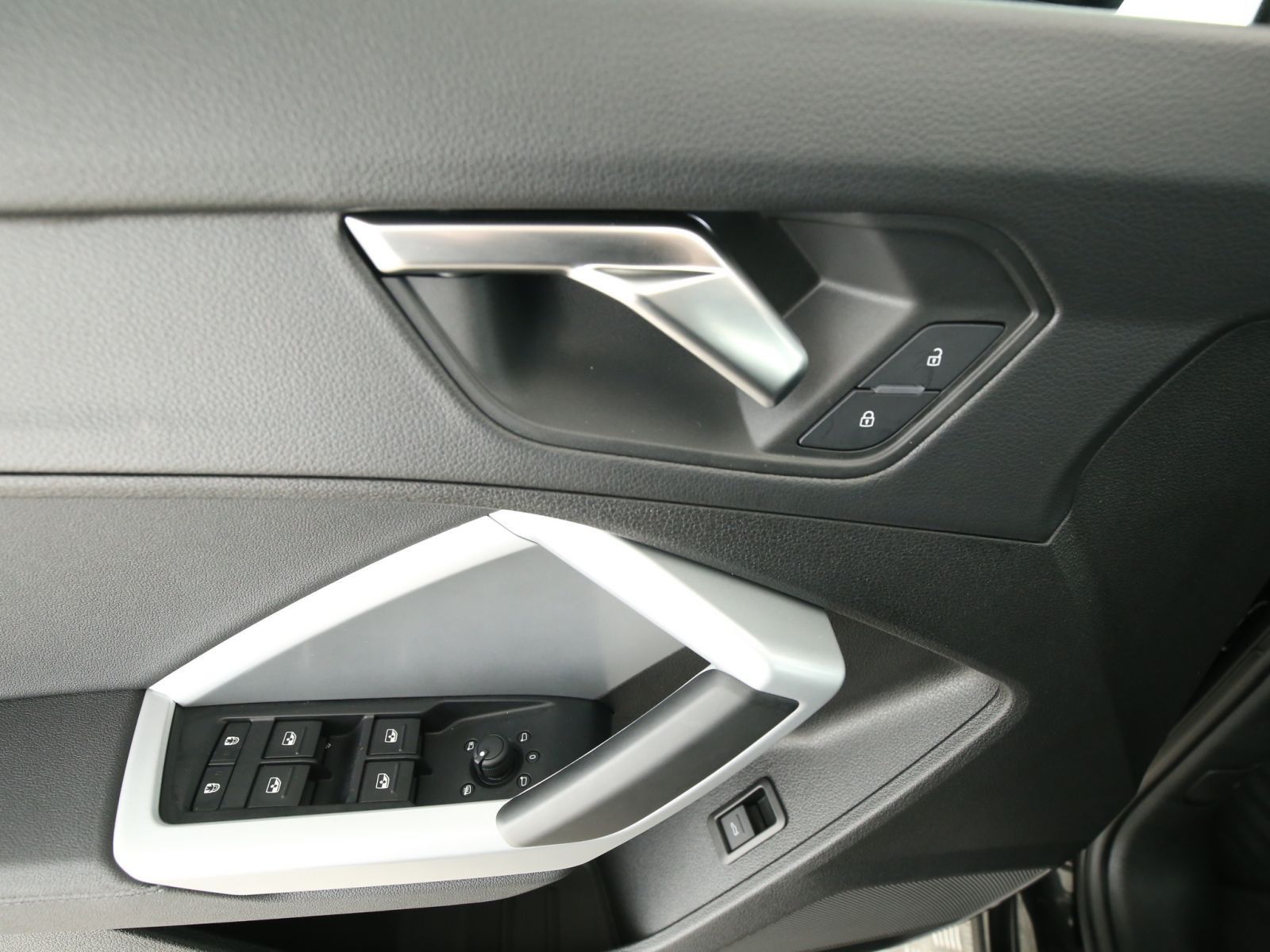 Audi Q3 S line 35 TDI quattro - Samsaru's Car Outlet