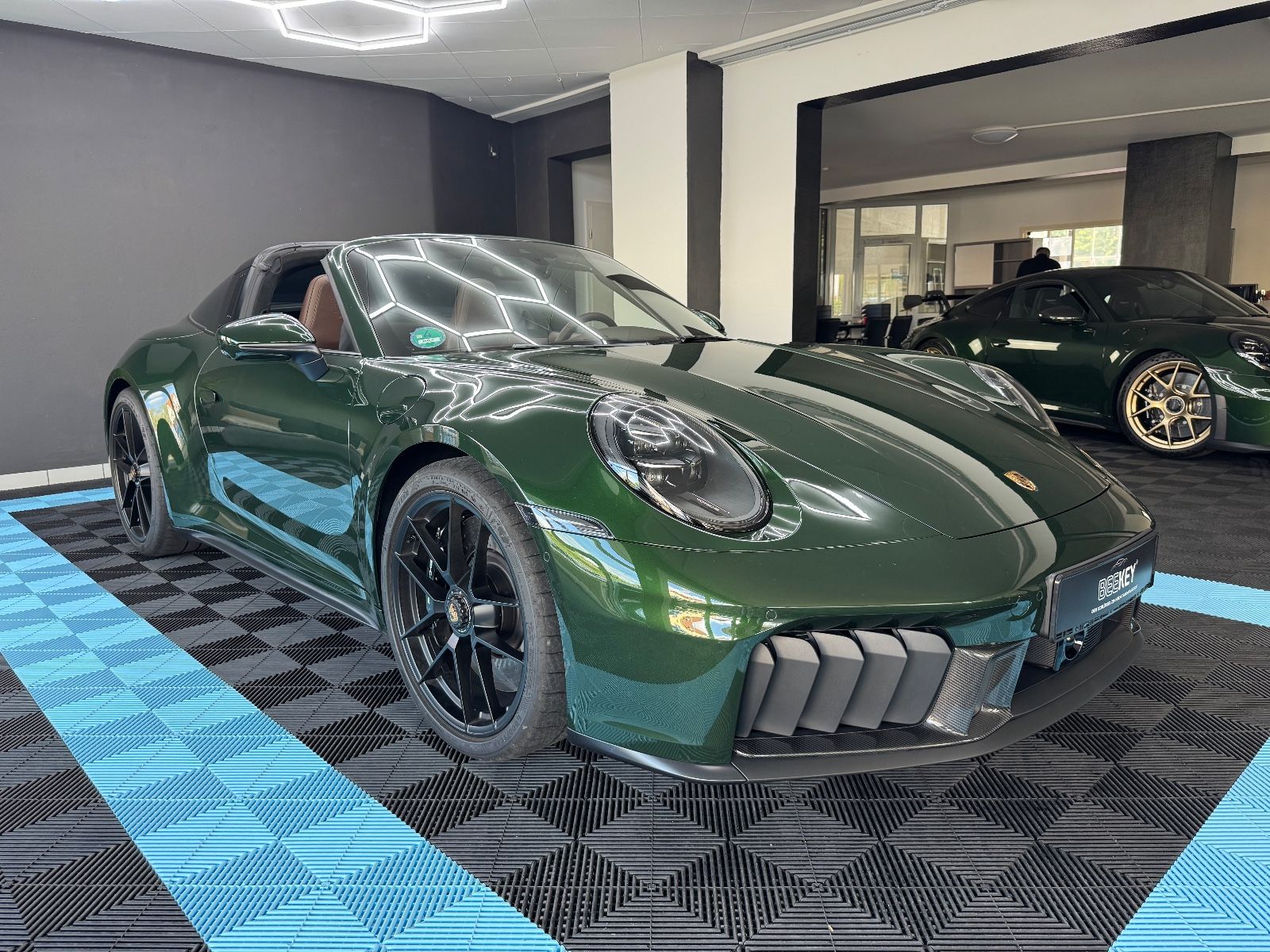 Porsche 992.2 Targa 4 GTS°BURMESTER°CARBON°GREEN/BROWN°