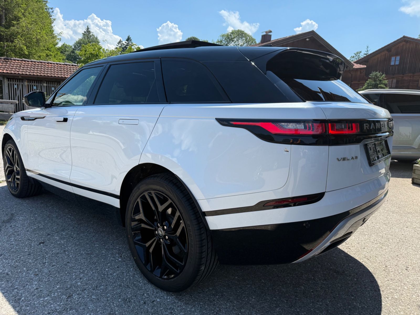 Range Rover Velar D300 Auric Edition - Samsaru's Car Outlet