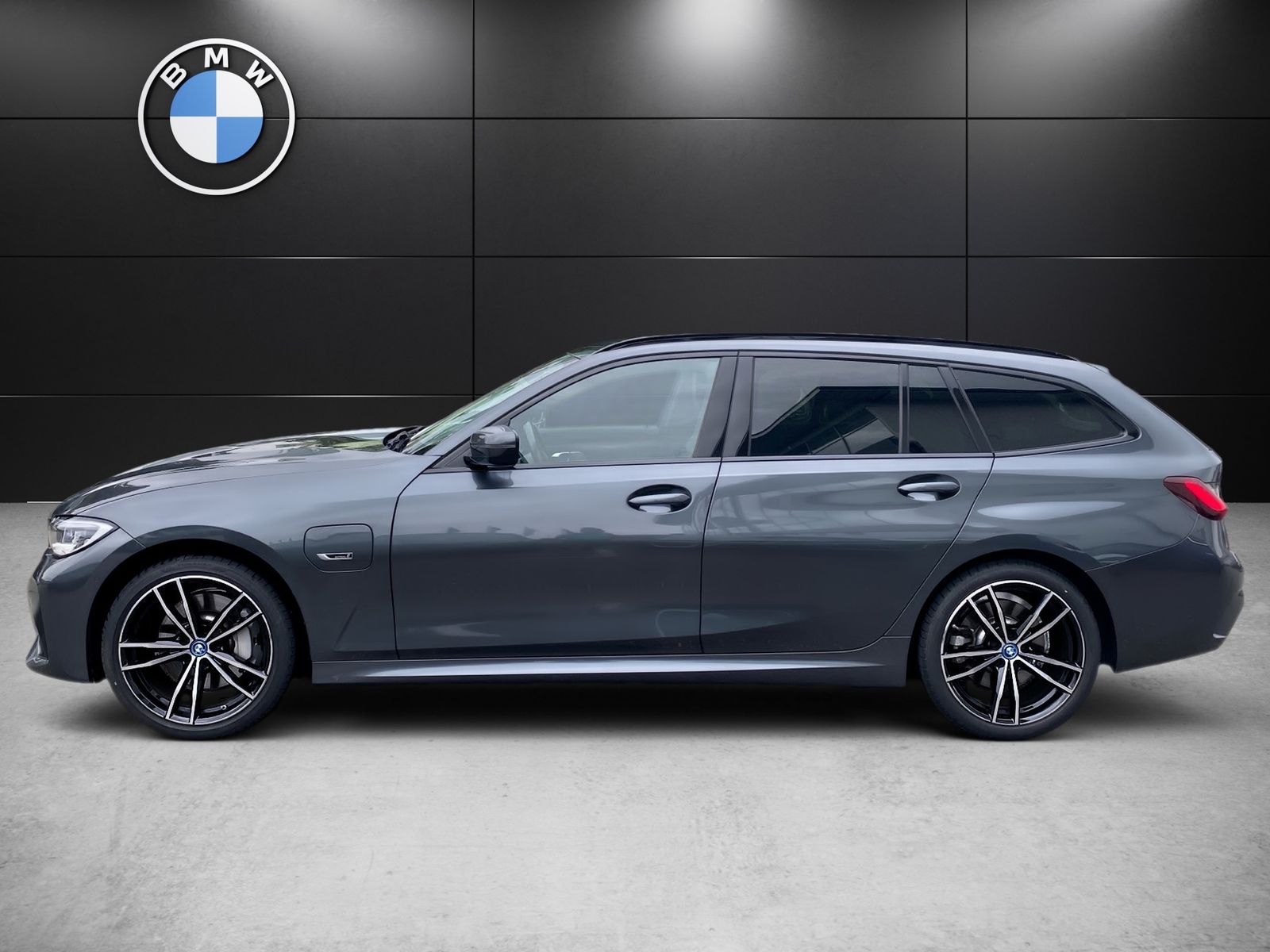 BMW 330e Touring M Sport - Samsaru's Car Outlet