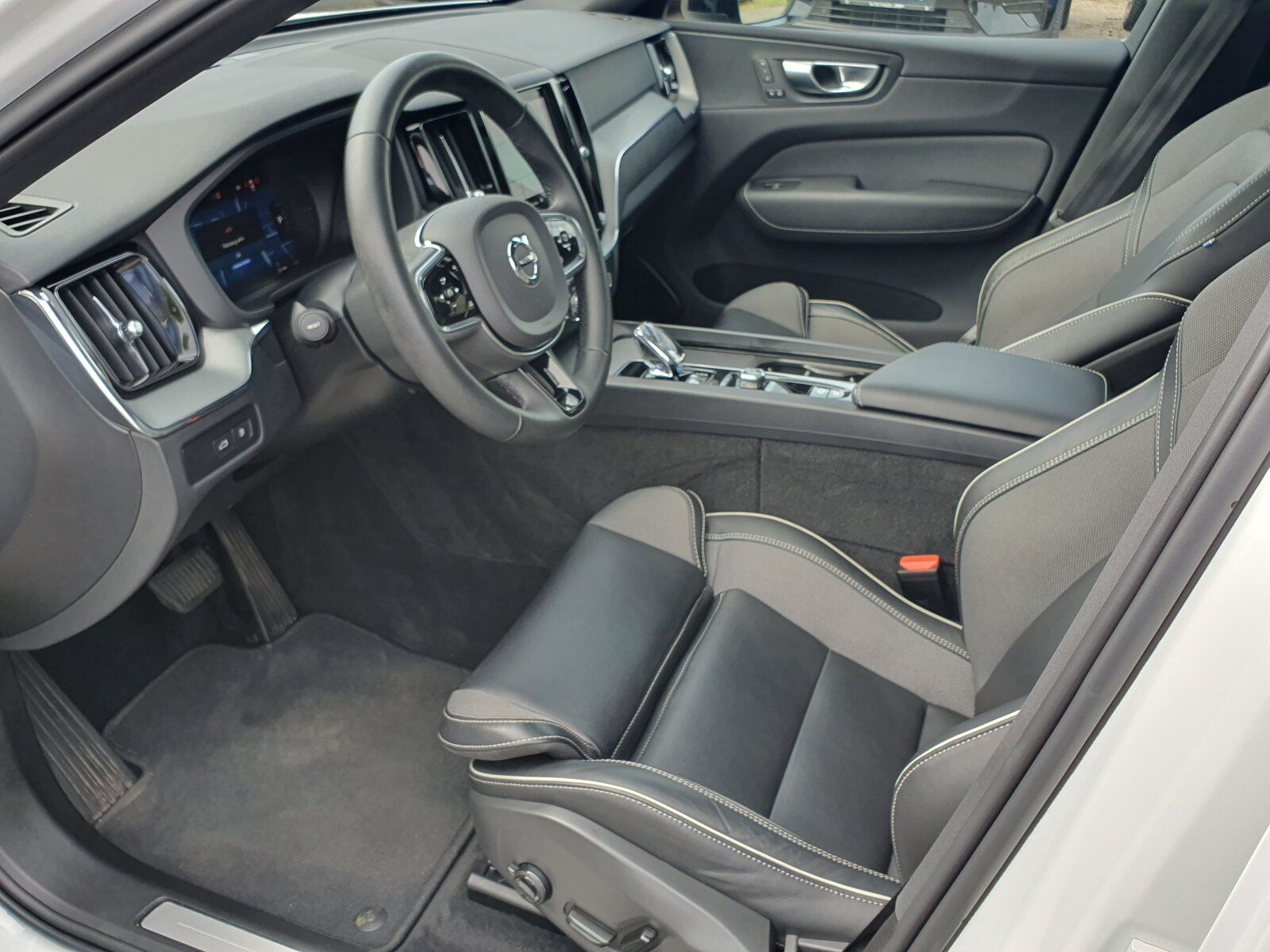 Volvo XC60 Recharge T6 R-Design PANO|