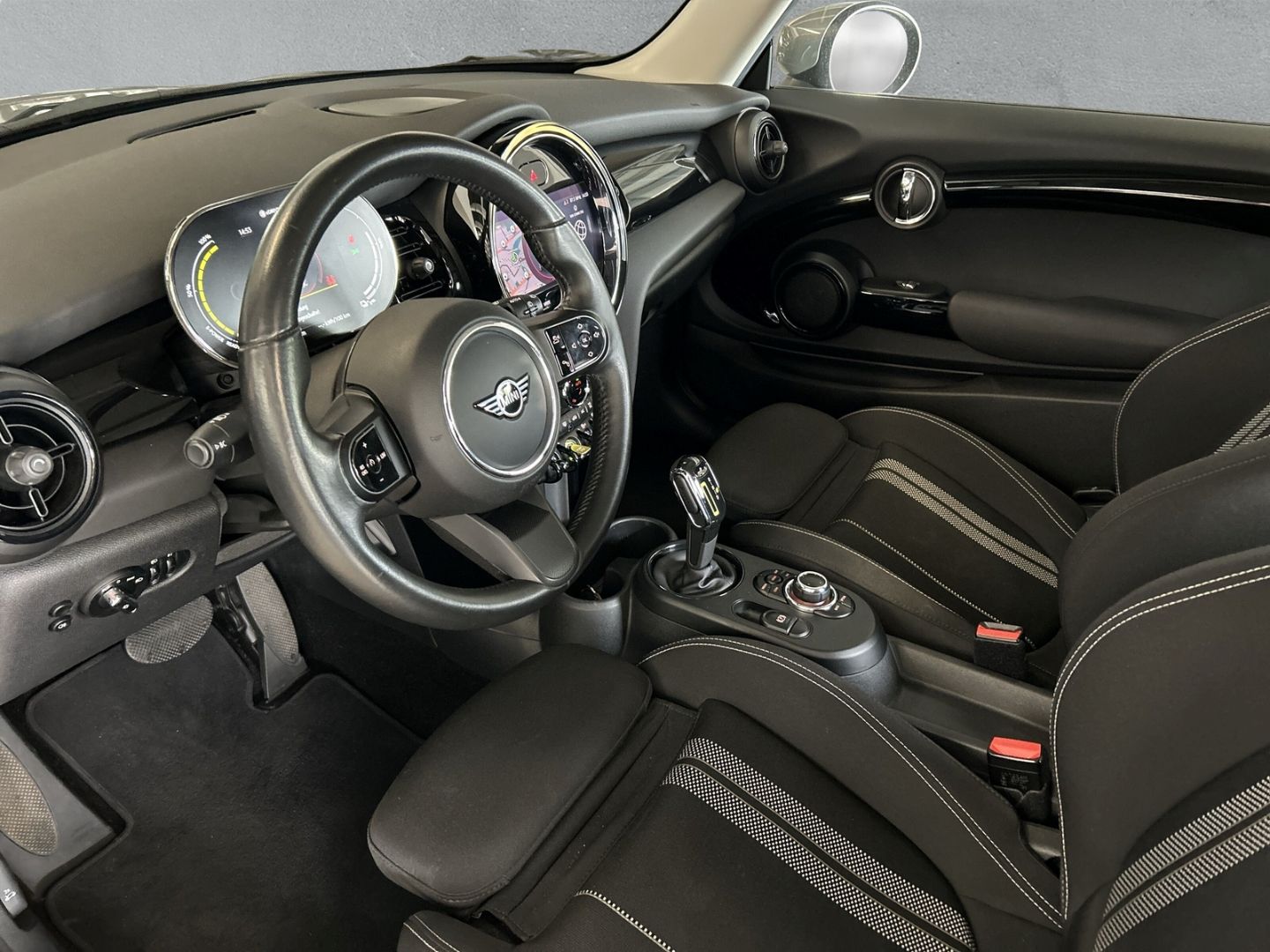 MINI Cooper SE Essential Trim - Samsaru's Car Outlet