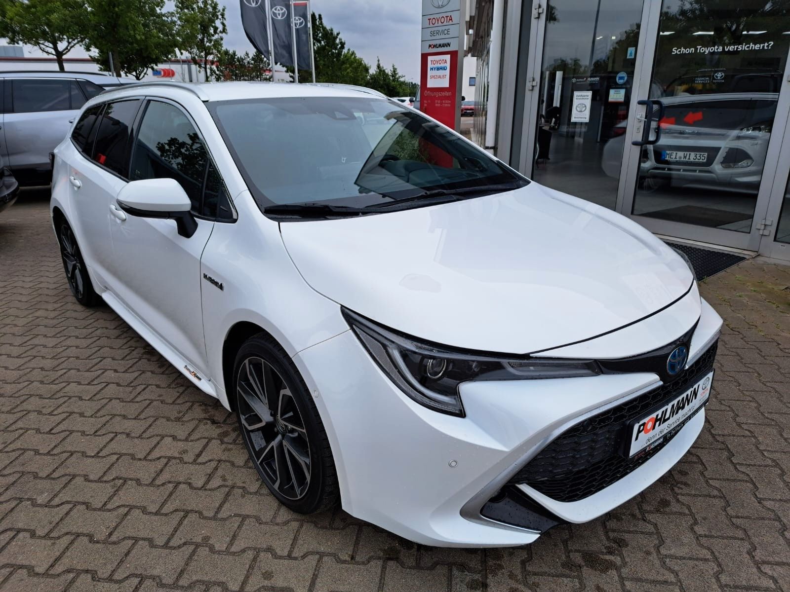 Toyota Corolla Touring Sports Hybrid Lounge - Samsaru's Car Outlet