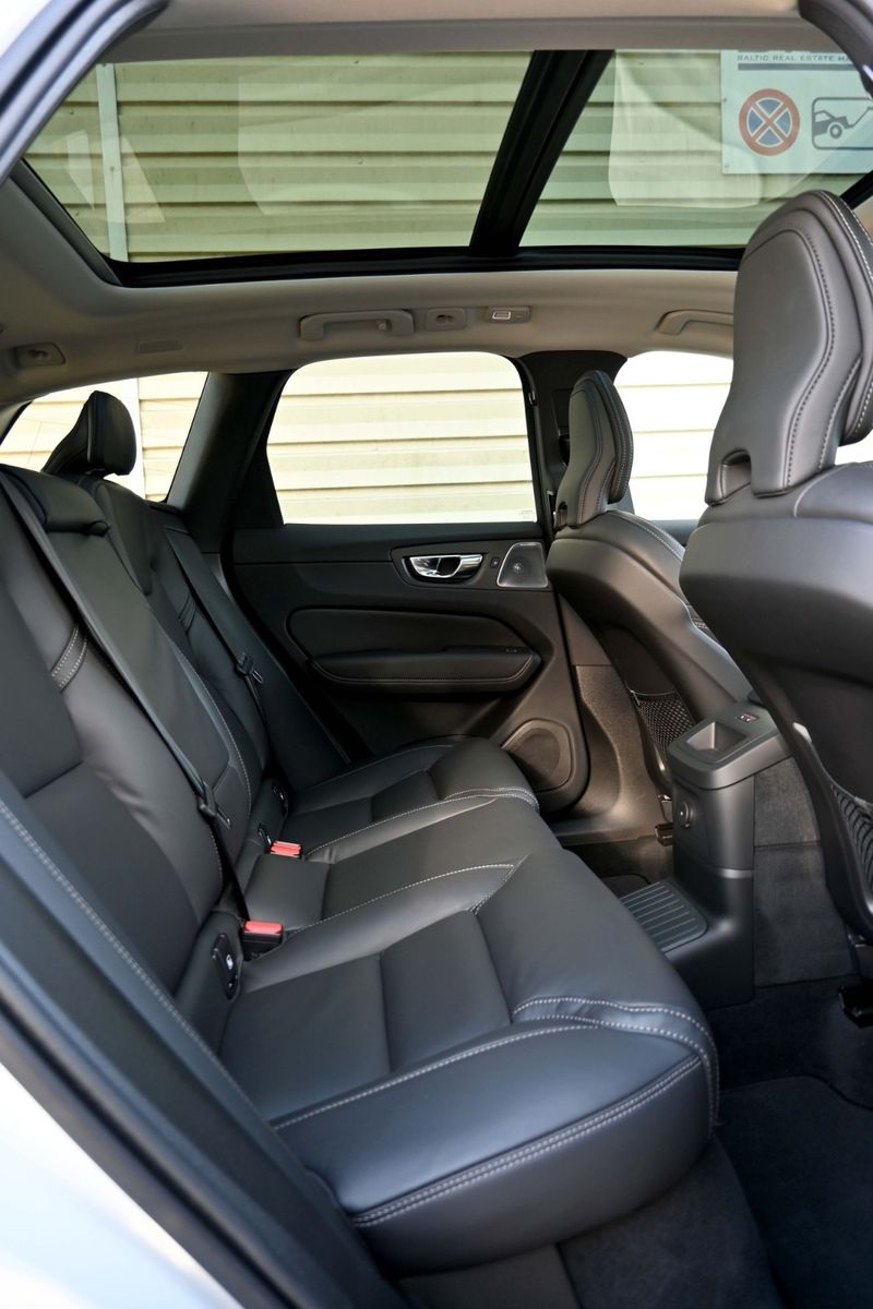 Volvo XC 60 T8 B&W HUD MASSAGE Ultra Dark FULL FULL
