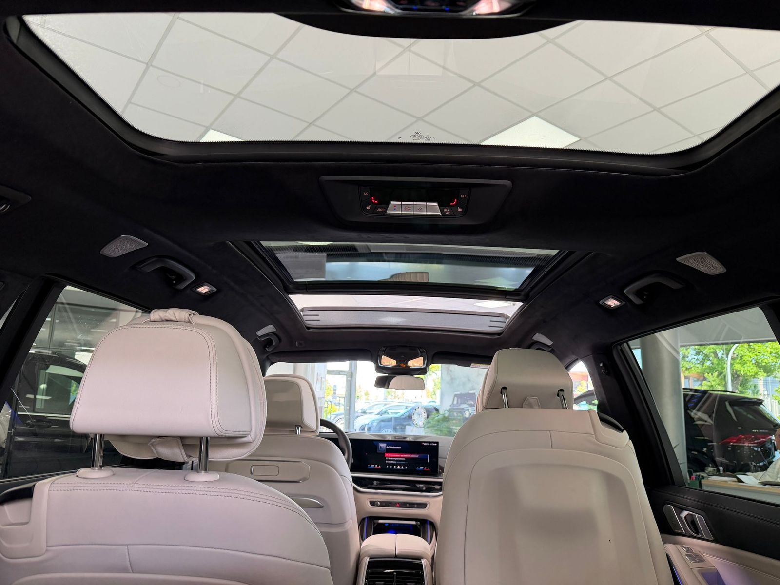 BMW X7 M60 i*PANO-SKY*B&W*HUD*KRISTALL*6-SITZ*360°