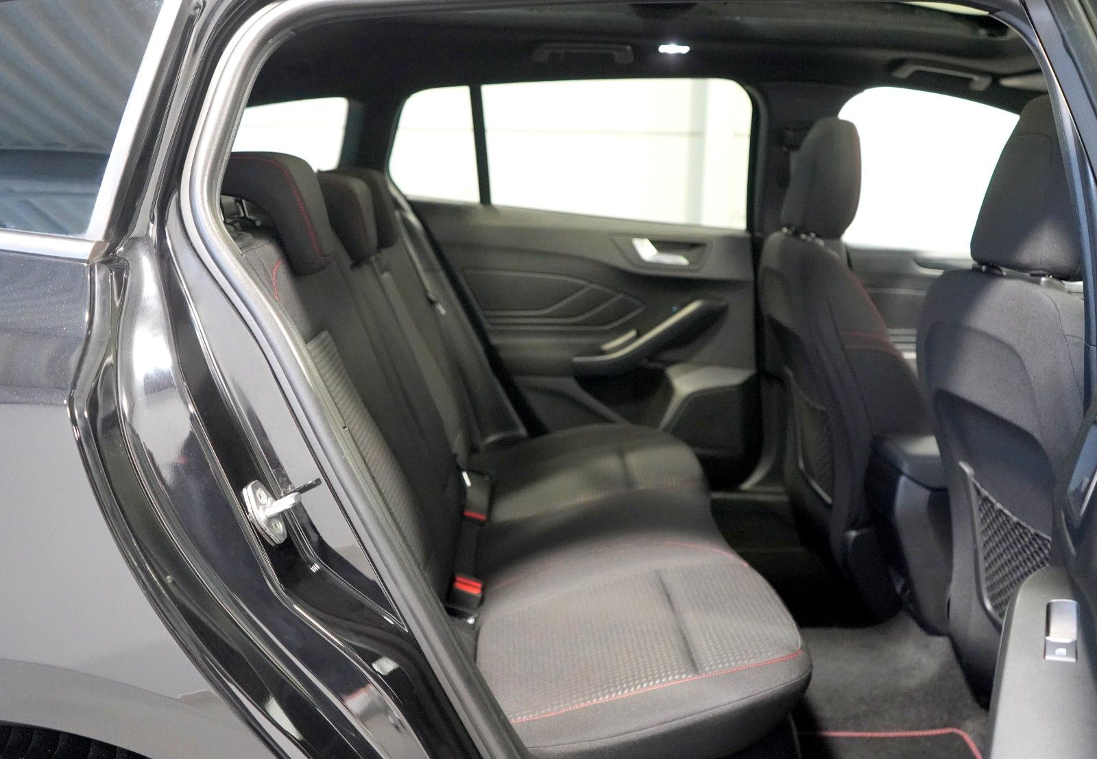 Ford Focus Turnier 1.5 EcoBlue ST-Line X *AHK*PANORAM