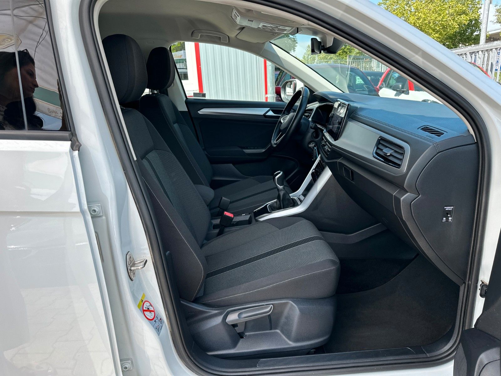 Volkswagen T-Roc Life - Samsaru's Car Outlet