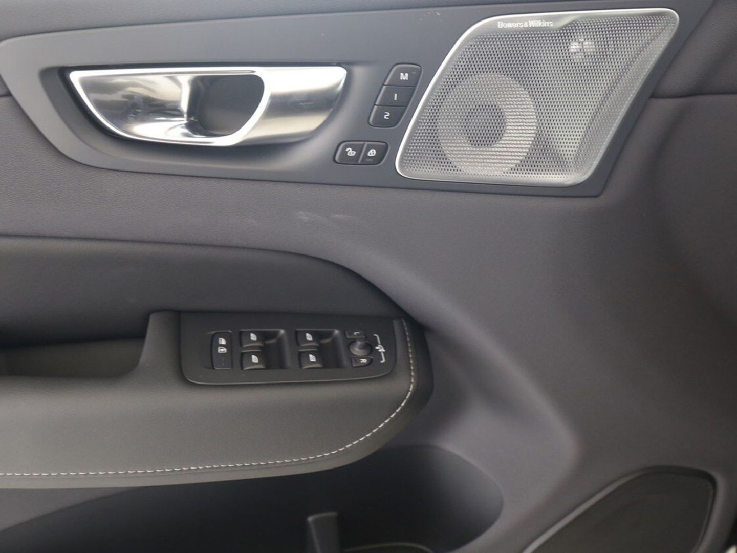 Volvo XC60 T6 Plus Black Edition Plug-In Hybrid AWD - Samsaru's Car Outlet