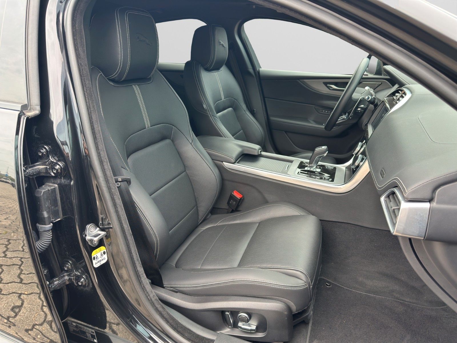 Jaguar XE P250 R-Dynamic Black|Head-Up|Meridian|360°