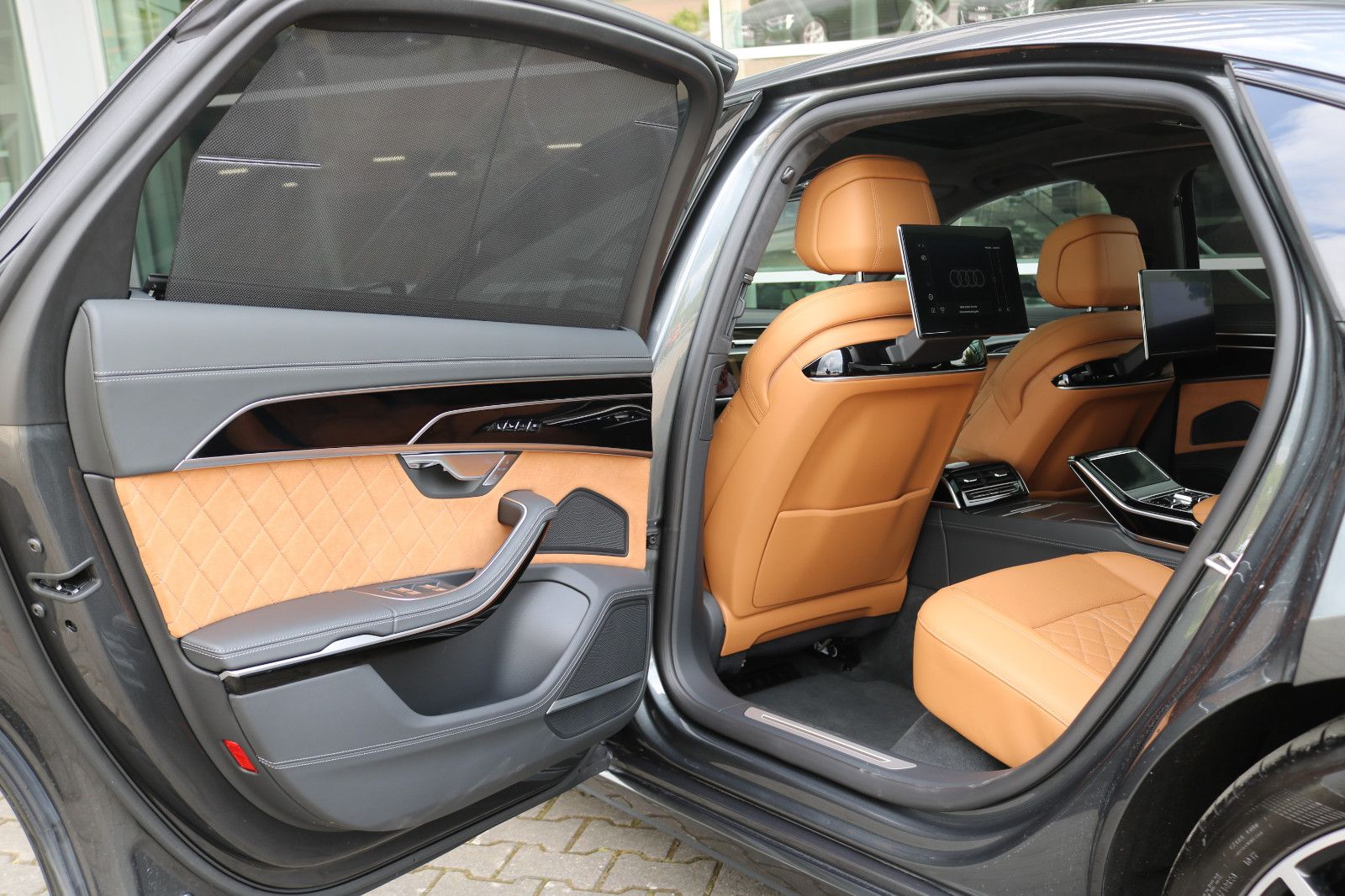 Audi A8 L 60 TFSI e Lang S line - Samsaru's Car Outlet